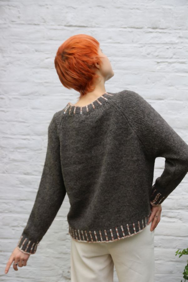 Pull Mieke met gestreepte kraag en boord nm26 - Taupe-roestbruin Detail