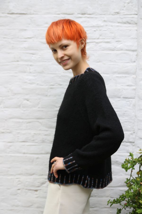 Pull Mieke met gestreepte kraag en boord nm26 - Zwart-blauw Detail