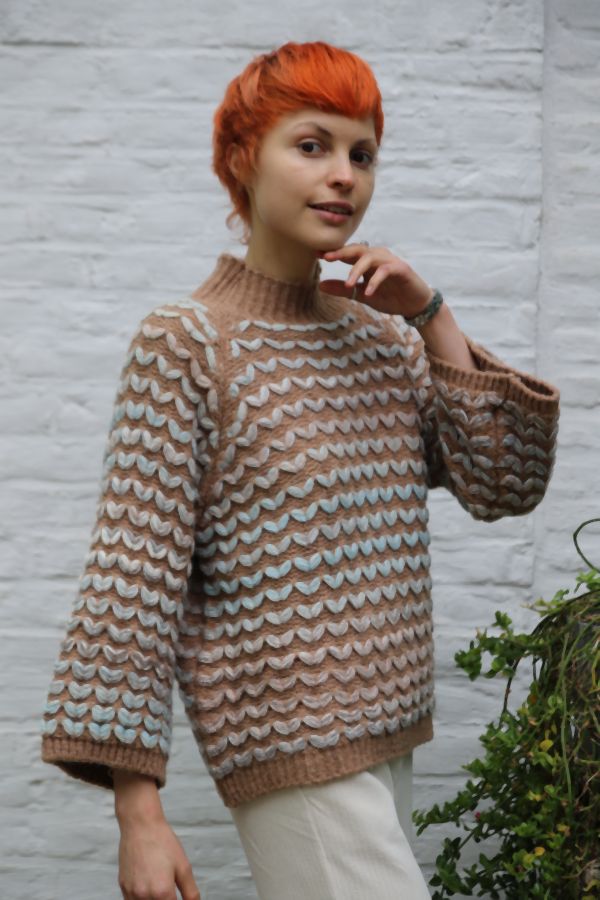 Pull Millie met doorgeweven golfpatroon nm46 - Camel-lichtblauw Detail