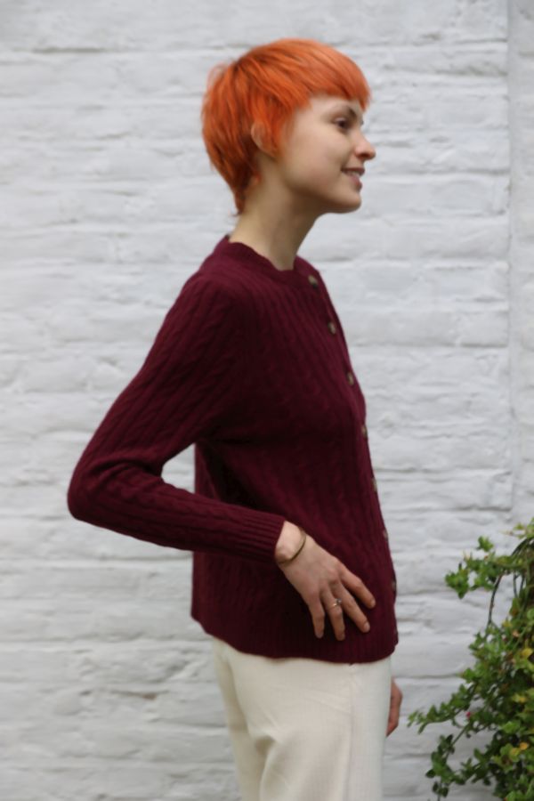 [200807] Cardigan Olivia nm80 ronde hals 8 knopen kabelsteek - Bordeaux Detail