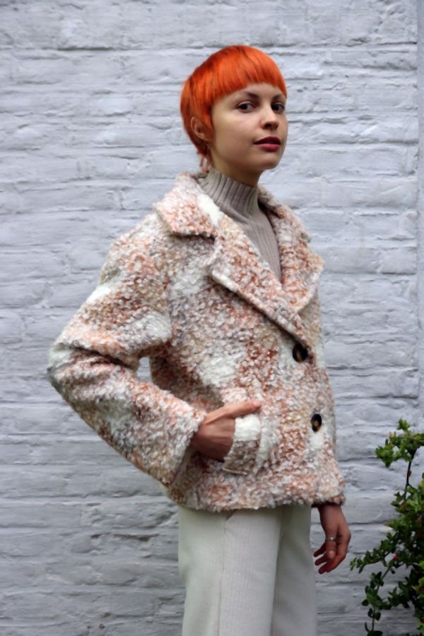 [200831] Kort jasje Niya nm100  boucléstof reverskraag  - Wolwit-camel-grijs Detail