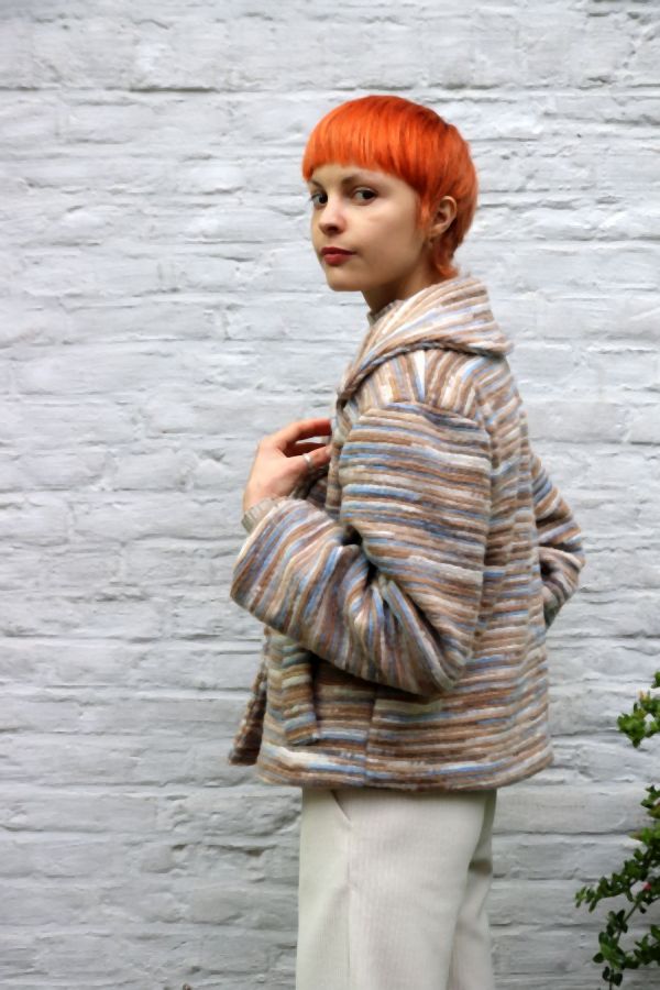 [200832] Kort jasje Novée nm100  fijne wazige strepen  - Camel-wit-blauw Detail