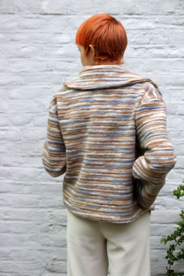 [200832] Kort jasje Novée nm100  fijne wazige strepen  - Camel-wit-blauw Detail