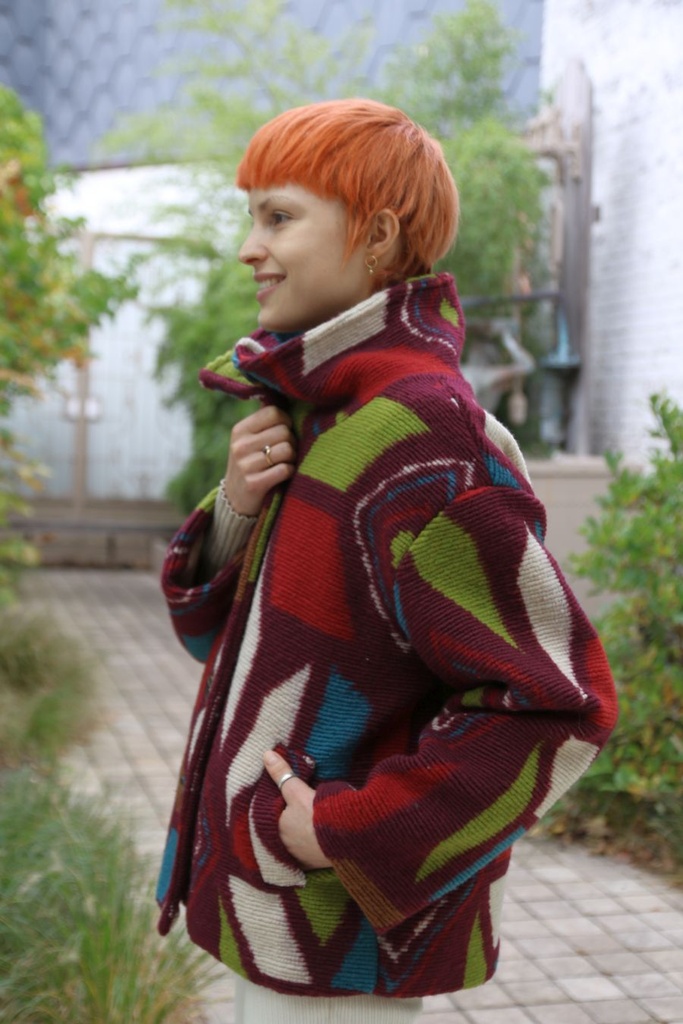 [200838] Jacket Noi nm100 geometrische figuren opstaande kraag - Aubergine-rood-groen-blauw Detail