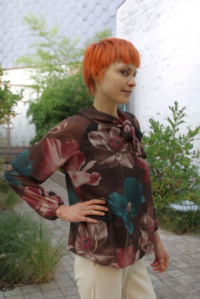 [200851] Blouse Lida nm43 jabotkraag XL bloem gepofte zoom - Bruin-eendenblauw Detail