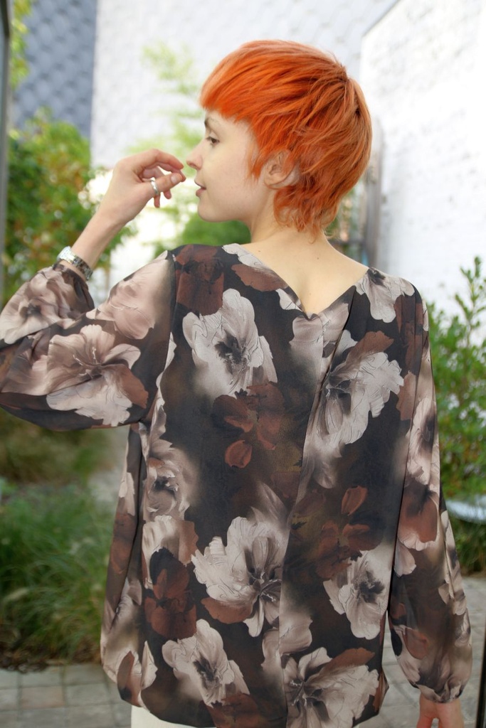 [200856] Blouse Lucille bloemenprint open hals 3 springplooien  - Bruin-beige Detail