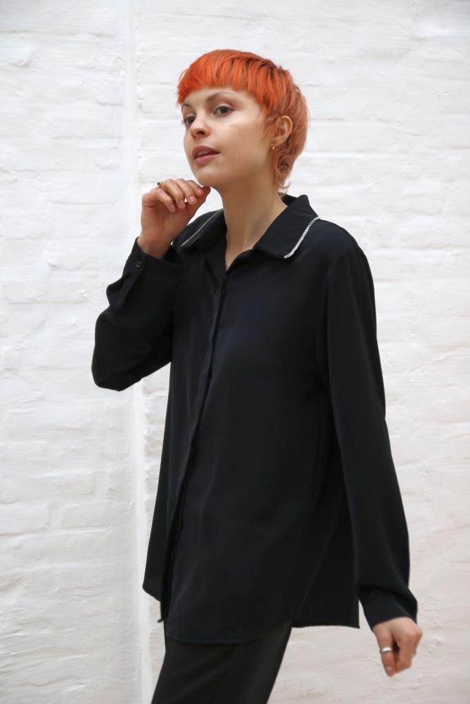 [200872] Blouse Naomy overhemdkraag glitterborduur  - Zwart Detail