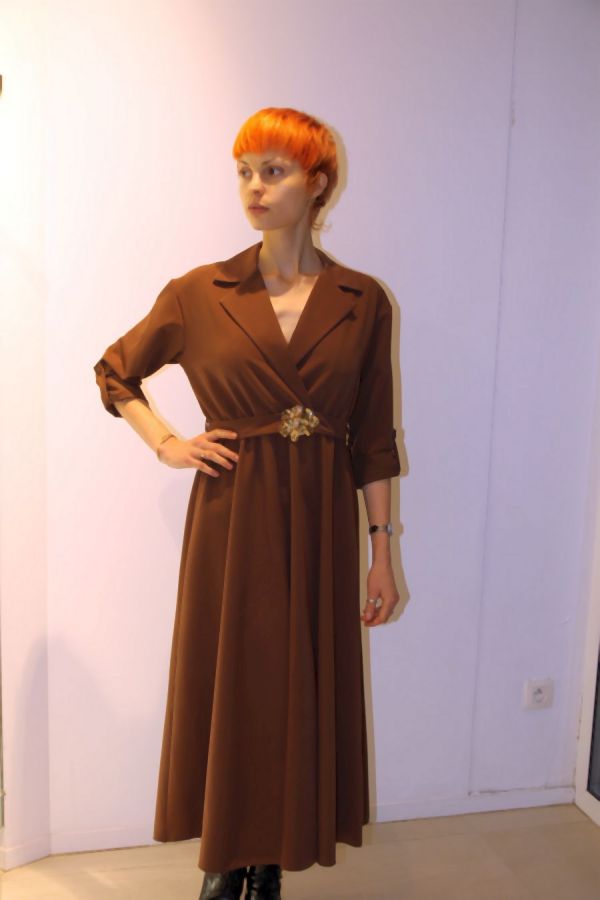 [200630] 7/8ste jurk Leonor nm32 reverskraag fijne gabardine klokrok  - Bruin Detail