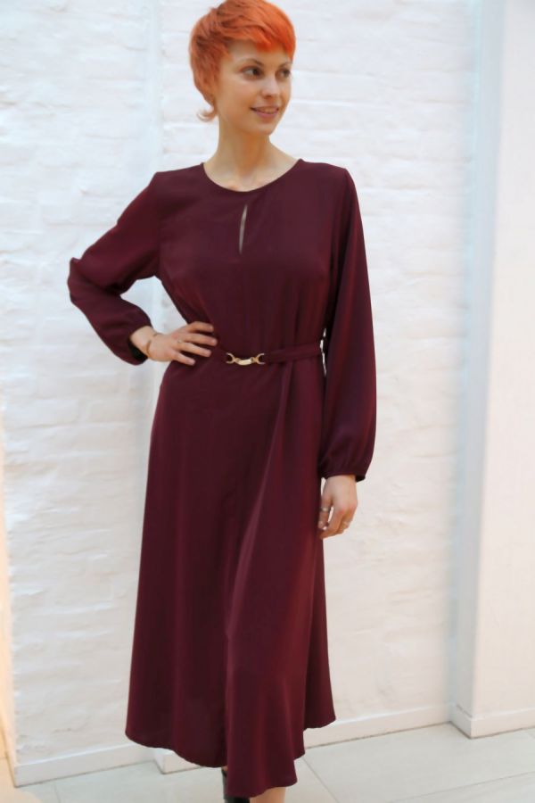 [200876] Jurk Noralie ronde hals taillebinder split voorkant - Bordeaux Detail
