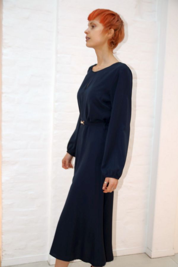 [200876] Jurk Noralie ronde hals taillebinder split voorkant - Donkerblauw Detail