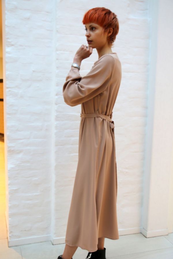 [200876] Jurk Noralie ronde hals taillebinder split voorkant - Oudroze Detail