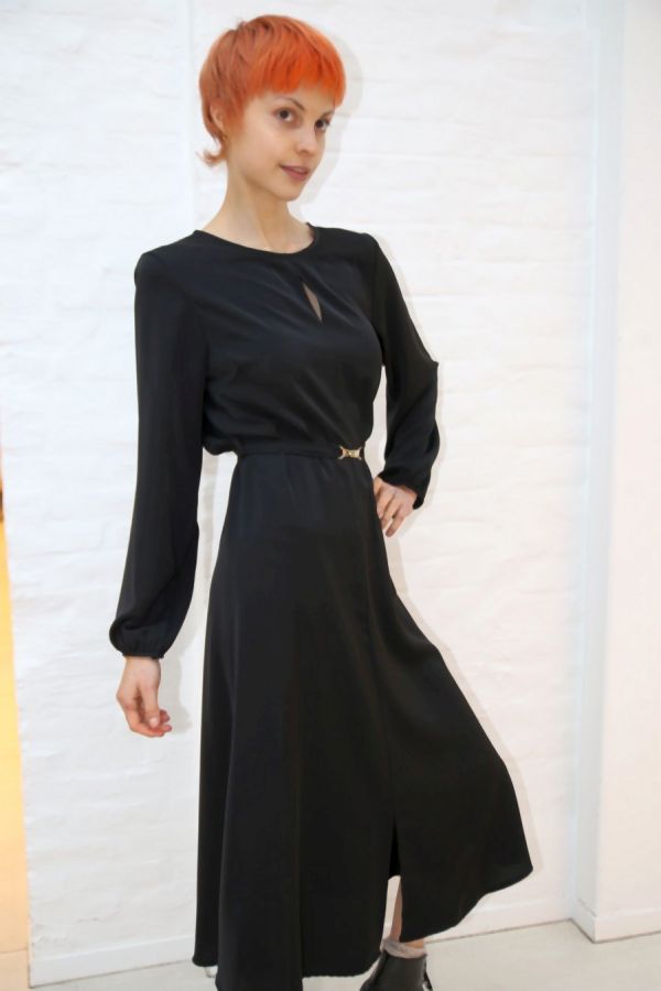 [200876] Jurk Noralie ronde hals taillebinder split voorkant - Zwart Detail