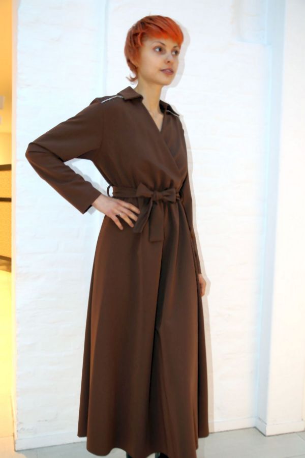 [200878] Jurk Nelly nm32 gabardine glitter v-hals taillebinder - Bruin Detail