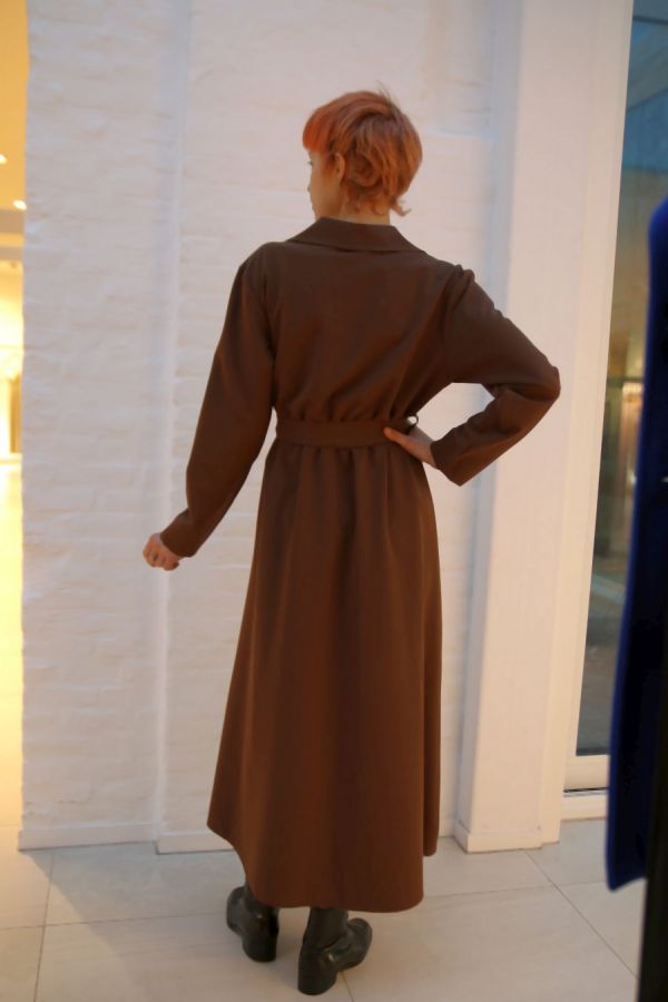 [200878] Jurk Nelly nm32 gabardine glitter v-hals taillebinder - Bruin Detail