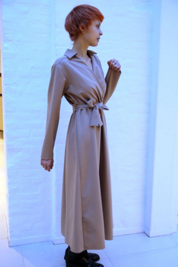 [200878] Jurk Nelly nm32 gabardine glitter v-hals taillebinder - Camel Detail