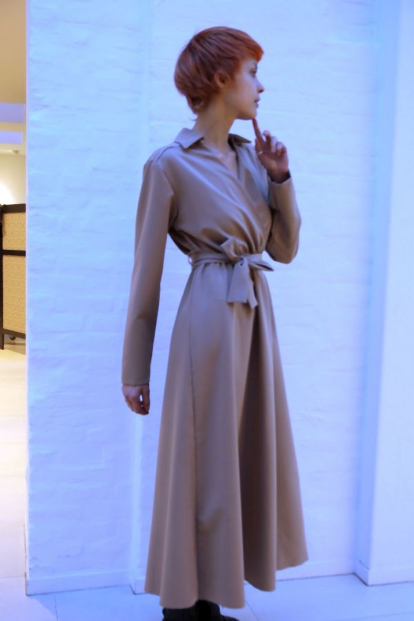 [200878] Jurk Nelly nm32 gabardine glitter v-hals taillebinder - Camel Detail