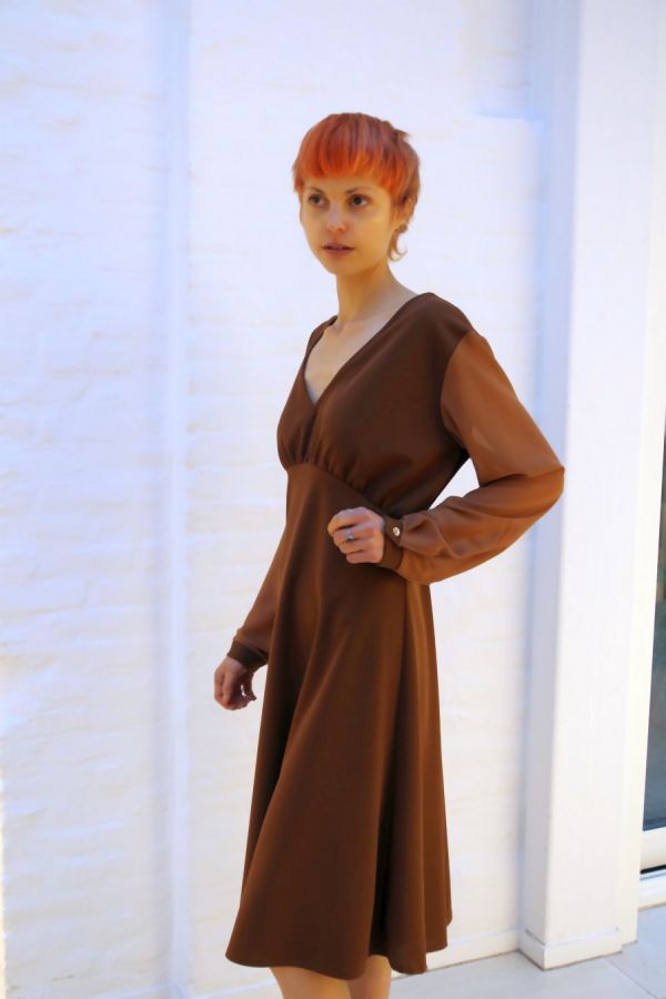 [200879] Jurk Noek v-hals net onder knie doorschijnende mouw - Bruin Detail