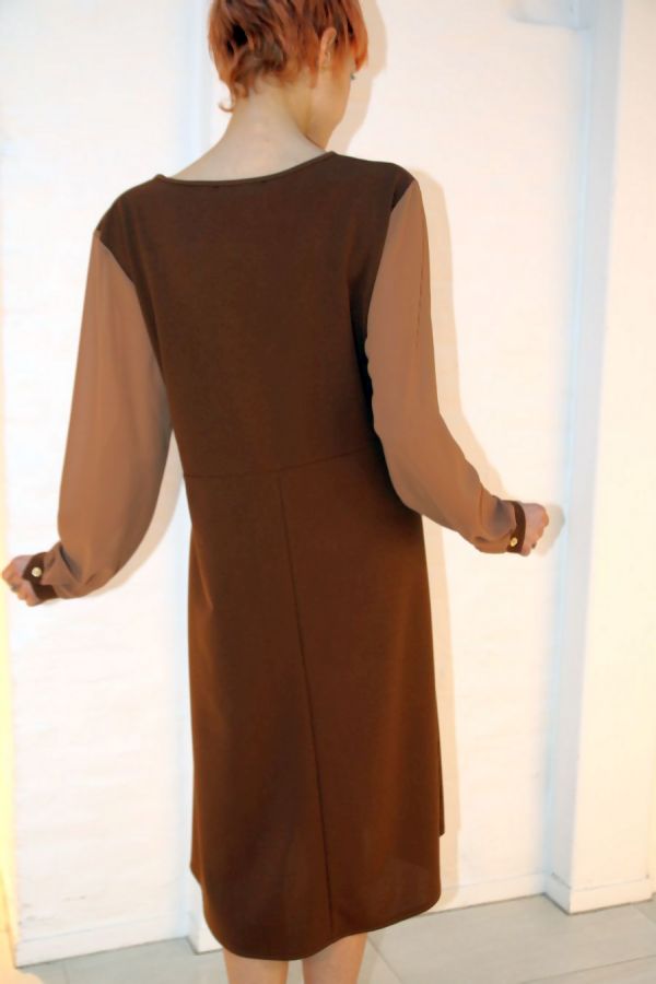 [200879] Jurk Noek v-hals net onder knie doorschijnende mouw - Bruin Detail