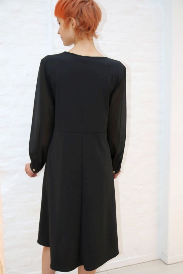 [200879] Jurk Noek v-hals net onder knie doorschijnende mouw - Zwart Detail