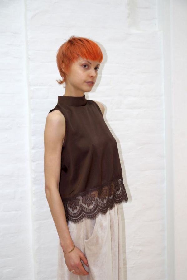 [200880] Top Nisanur satijn kanten borduur opstaande kraag  - Bruin Detail