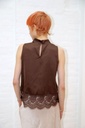 [200880] Top Nisanur satijn kanten borduur opstaande kraag  - Bruin Detail
