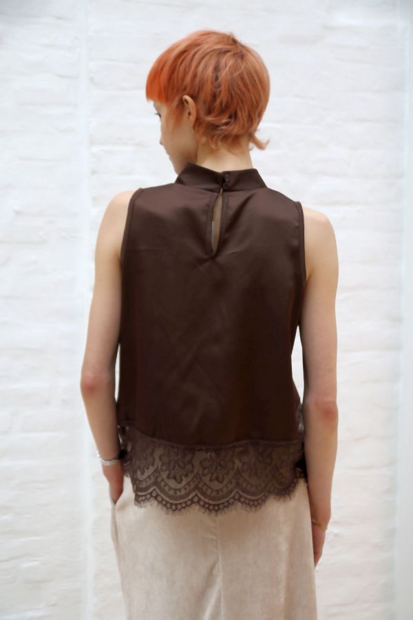 [200880] Top Nisanur satijn kanten borduur opstaande kraag  - Bruin Detail