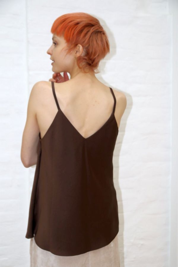 [200881] Nyla top spaghettibandjes satijn v-hals - Bruin Detail
