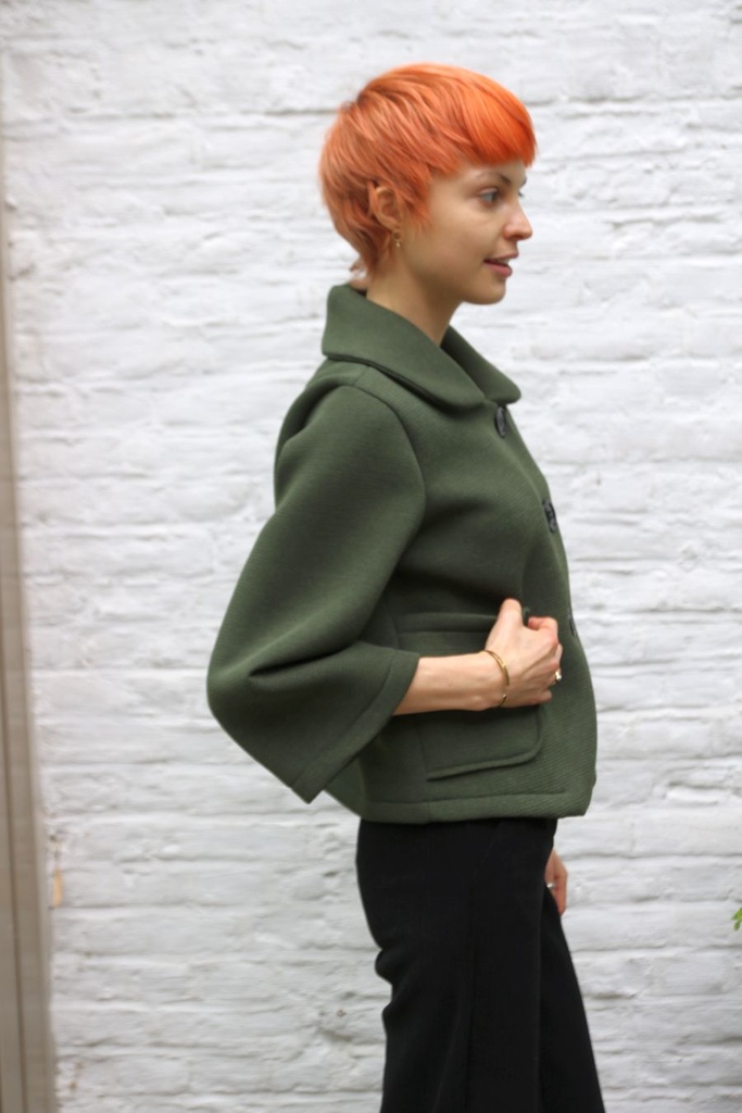 [10017408] Korte jas Lieze nm6 afgeronde kraag 3 schuine knoopsluiting  - Kaki Detail