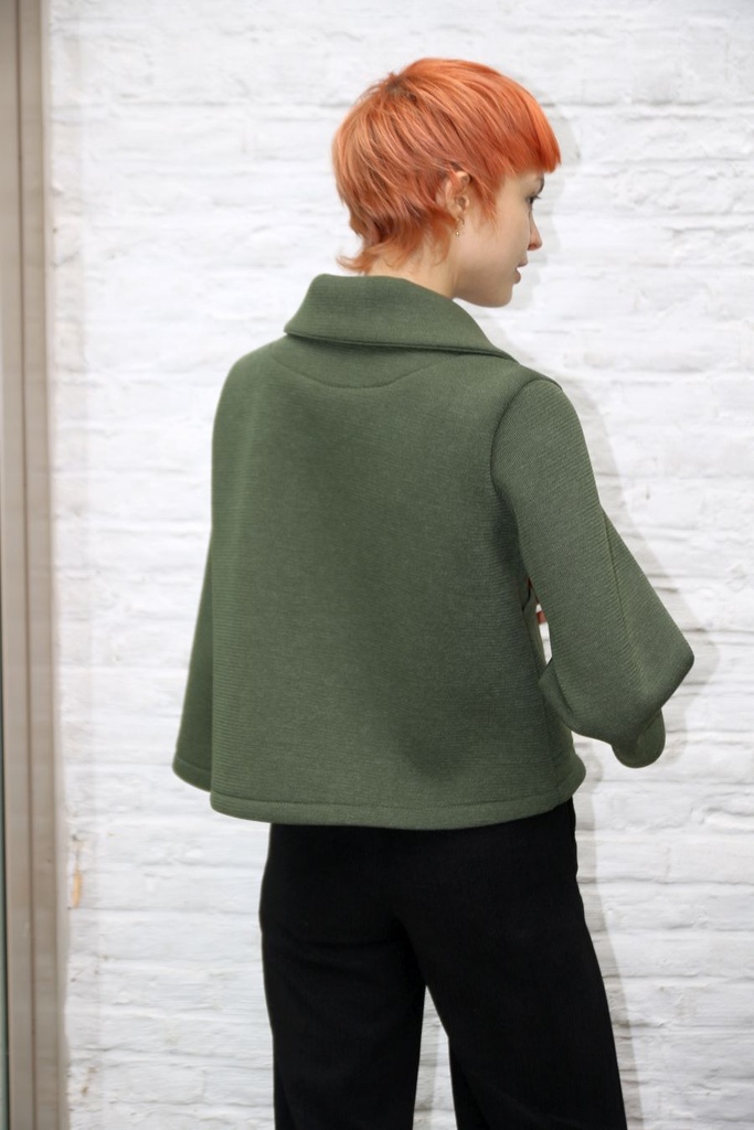 [10017408] Korte jas Lieze nm6 afgeronde kraag 3 schuine knoopsluiting  - Kaki Detail