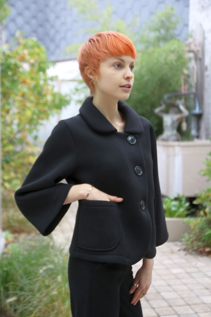 [10017408] Korte jas Lieze nm6 afgeronde kraag 3 schuine knoopsluiting  - Zwart Detail