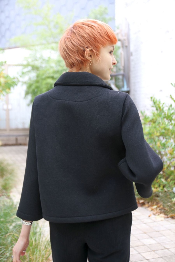 [10017408] Korte jas Lieze nm6 afgeronde kraag 3 schuine knoopsluiting  - Zwart Detail