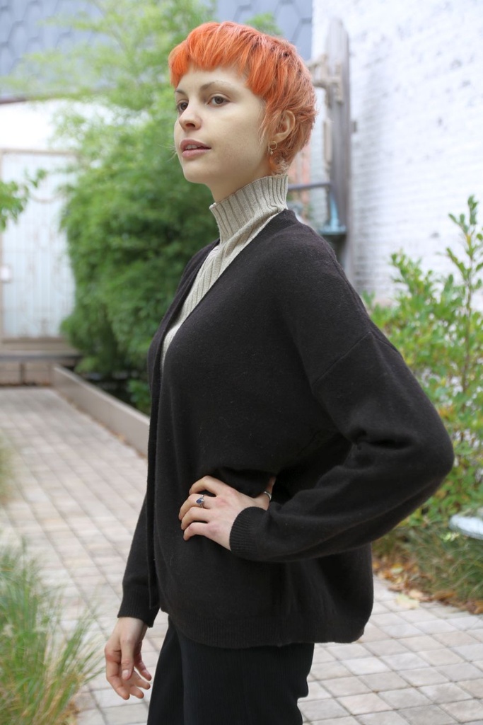 [200759] Cardigan Nicolaas nm80 fijne tricot v-hals knopjes - Donkerbruin Detail