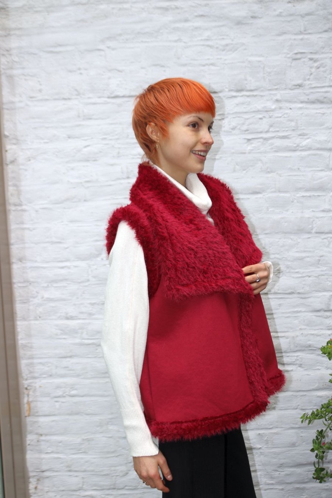 Suede gilet Micah met ecopels details - Bordeaux Detail