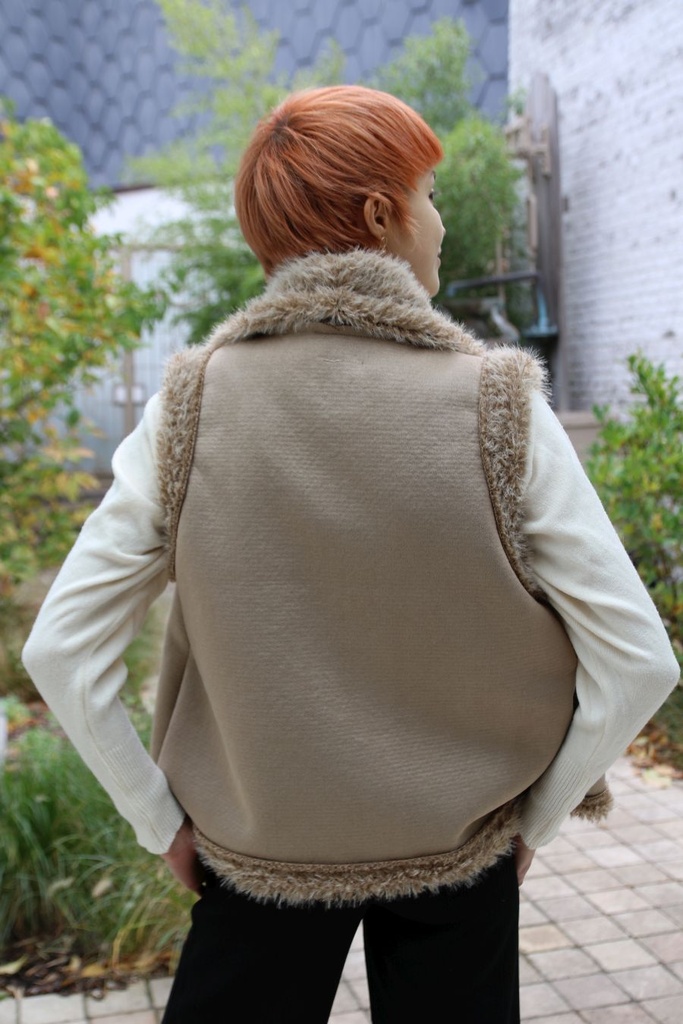 Suede gilet Micah met ecopels details - Camel Detail