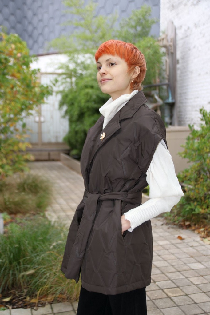 Matelassé jas Marin met korte mouw en taillelint - Bruin Detail