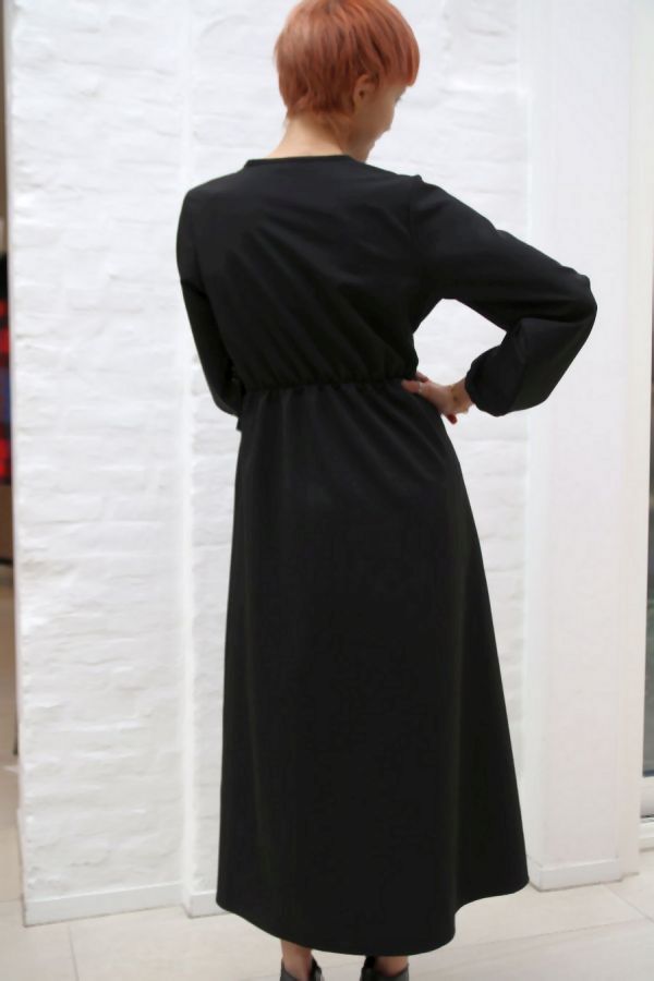 [200894] 7/8ste jurk Nuri nm32  v-hals gouden figuren broches  - Zwart Detail