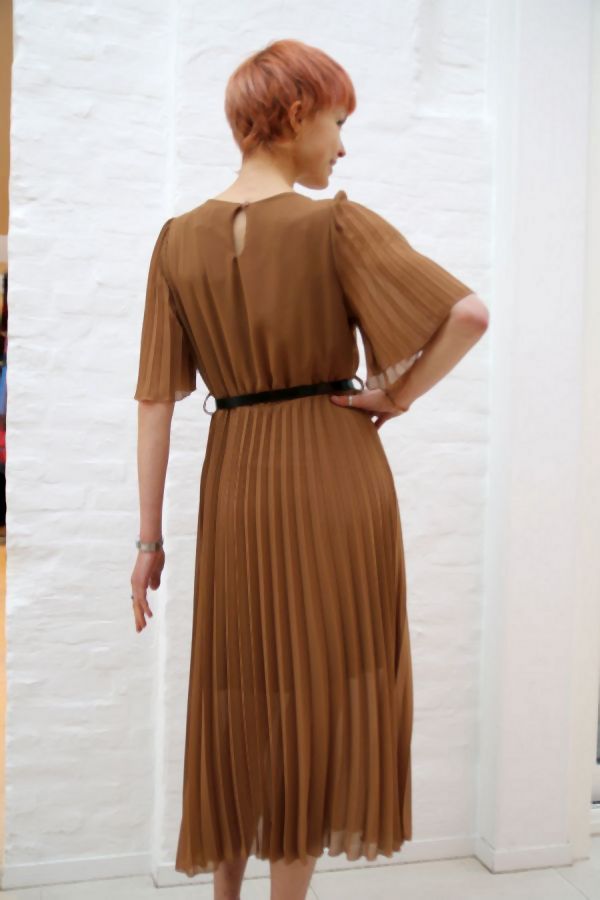 [200895] Jurk Nur nm48 7/8ste plissé korte mouw taillebinder  - Camel Detail
