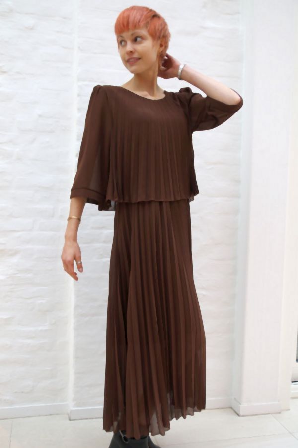[200896] Lange jurk Narin plissé 3/4e mouw ronde hals - Donkerbruin Detail