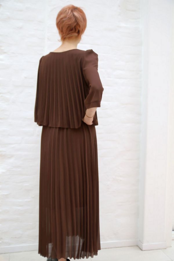 [200896] Lange jurk Narin plissé 3/4e mouw ronde hals - Donkerbruin Detail