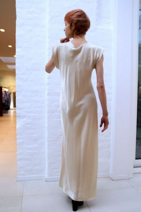 [200897] Lange jurk Nordin satijn twist aan taille korte mouw  - Champagne Detail