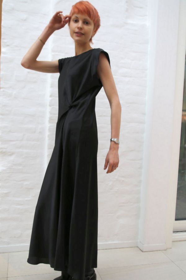 [200897] Lange jurk Nordin satijn twist aan taille korte mouw  - Zwart Detail