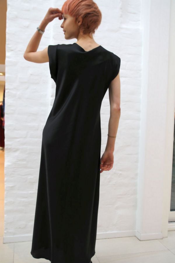 [200897] Lange jurk Nordin satijn twist aan taille korte mouw  - Zwart Detail