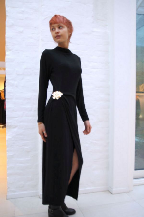 [200898] Lange tricot jurk Nyah nm50 split broche taille drapage  - Zwart Detail