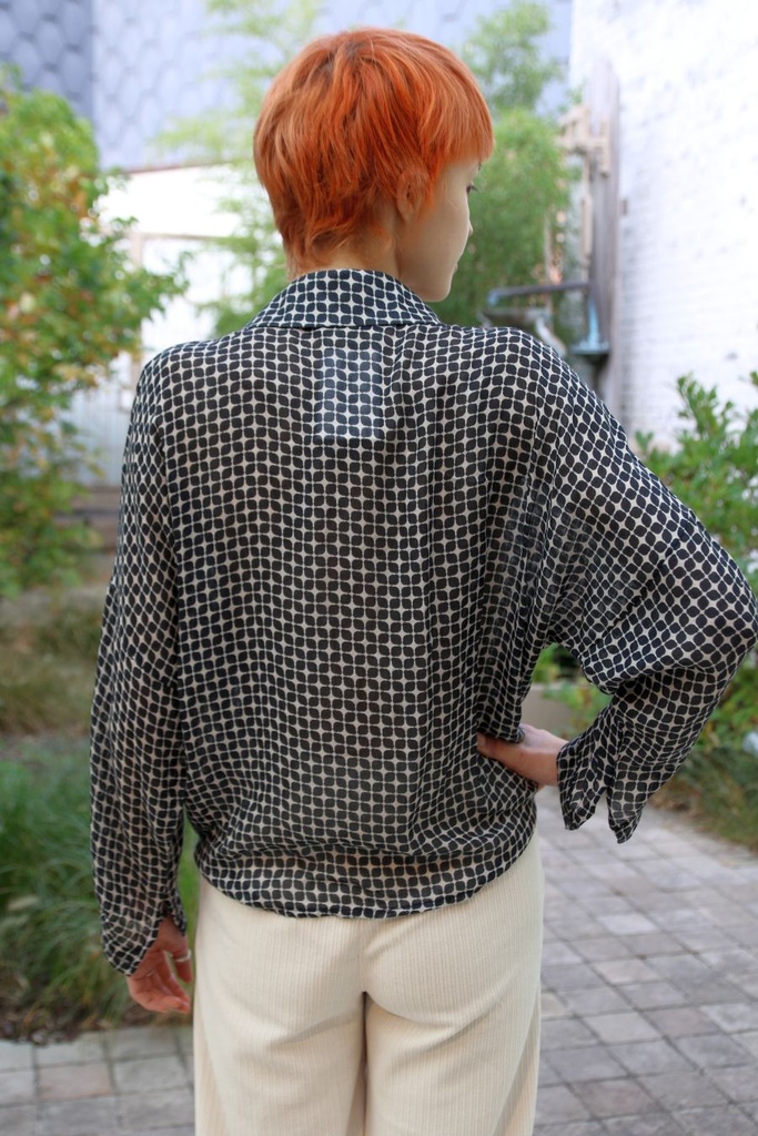 [200828] Blouse Lyan nm100 citroenprint kraag buikknoop - Donkerblauw-beige Detail