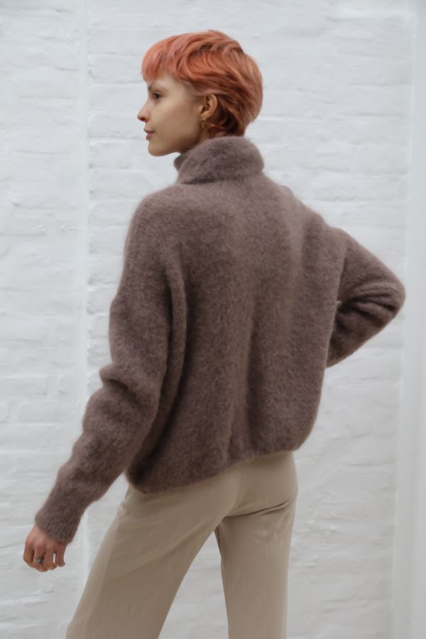 [200892] Pull Pelle nm55 zacht rolkraag alpaca en mohair - Taupe Detail