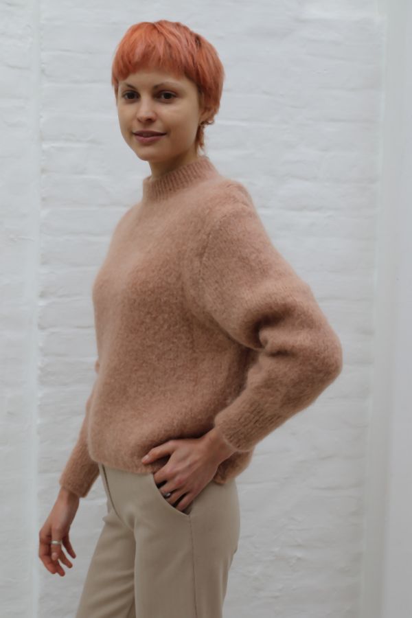 [200893] Pull Pippa nm55 zacht geribde kraag alpaca en mohair - Camel Detail