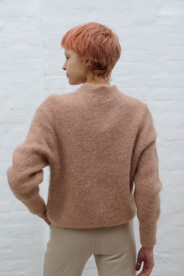 [200893] Pull Pippa nm55 zacht geribde kraag alpaca en mohair - Camel Detail