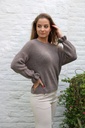 Pull Mels met gefronste mouw nm27 - Donkertaupe Detail