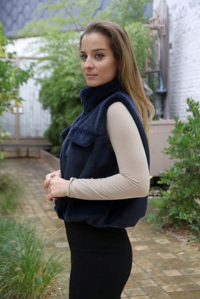 [200675] Lamia eco pels rirtssluiting sierkleppen mouwloos - Donkerblauw Detail