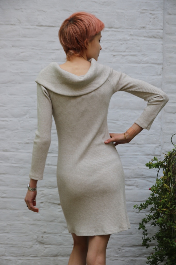 [200923] Tricot jurk Niklas nm40 omgeslagen boothals glitter  - Beige Detail